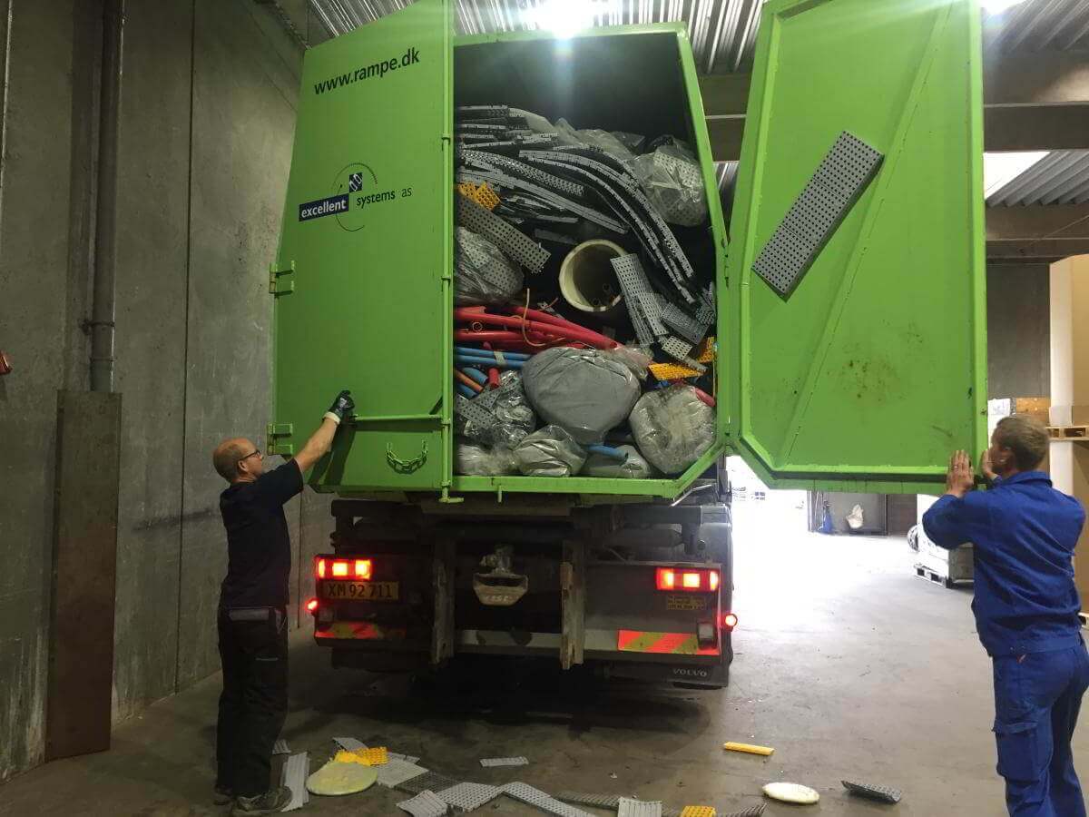 Container fyldt med retur produkter af plastik til genbrug - PaveSystems